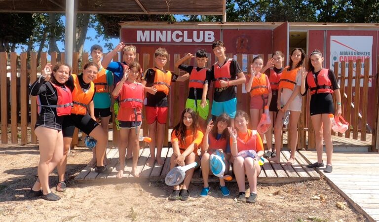 Grup d'alumnes de l'Institut Gaudí que han fet la visita d'snorkel a la platja del Cavet
