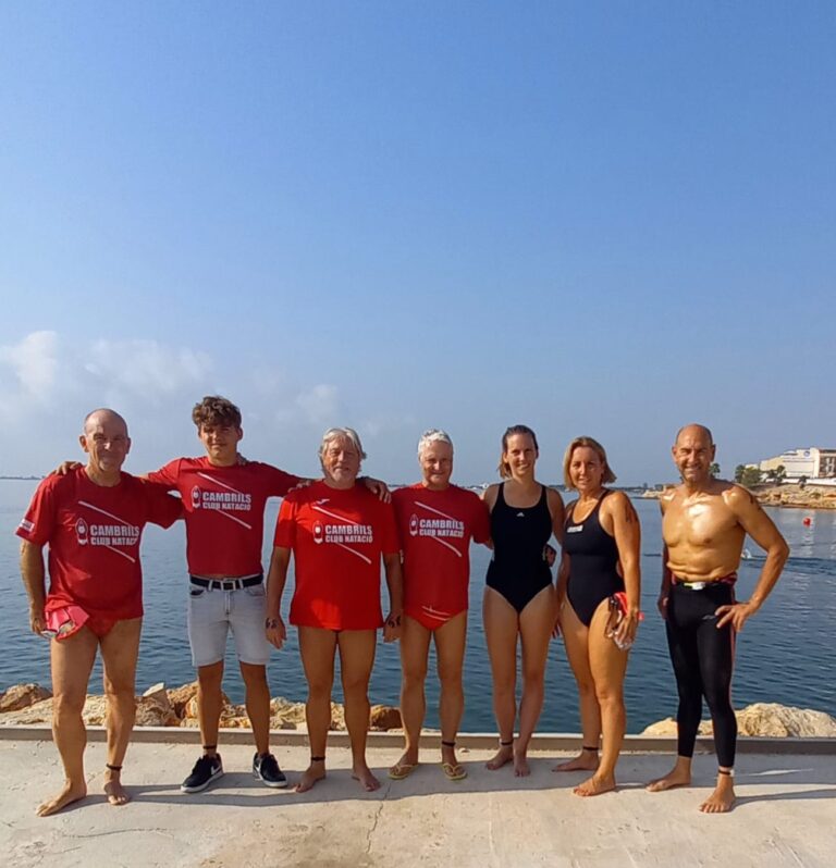 Els nedadors del Cambrils Club Natació que han participat a la travessia de l'Ampolla